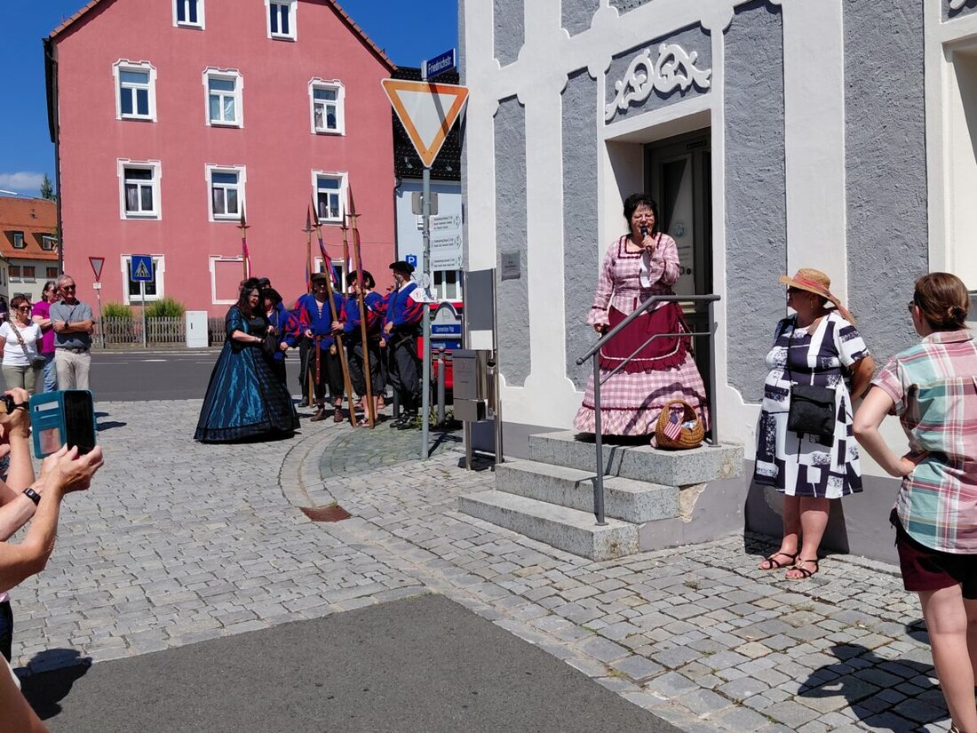 Kemnath. Die "Stadtführung für alle" des Heimatkundlichen Arbeits- und Förderkreises zog statt erwarteter 40 bis 50 Teilnehmer über 300 Neugierige an und ließ Stadtgeschichte an markanten Orten lebendig werden.
