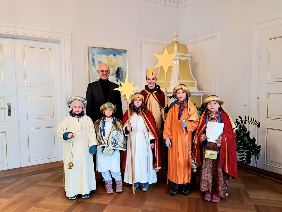 Regensburg. Sternsinger besuchten zum Neujahrsstart die Regierung der Oberpfalz, um für Kinderrechte zu werben und wurden von Regierungspräsident Walter Jonas empfangen.
