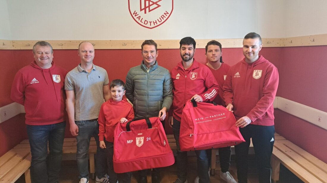Waldthurn. „Der FSV Waldthurn möchte sich rückblickend auf das vergangene Jahr herzlich bei zwei lokalen Sponsoren bedanken, die mit ihrer großzügigen Unterstützung maßgeblich zum Erscheinungsbild und zur Motivation der FSV - Fußballer beitragen“, sagte Sportlicher Leiter Martin Ertl.