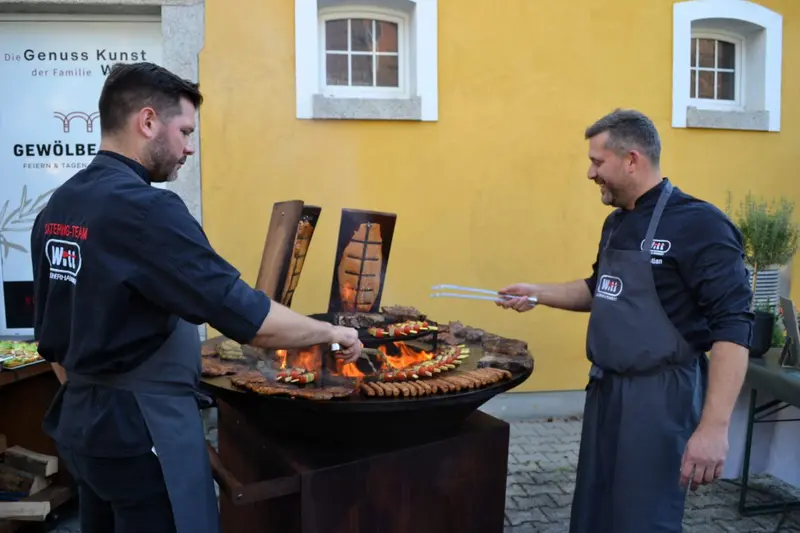 Wenn der Raum schon die erste Geschichte erzählt: Feiern mit Witt im Gewölbe Pirk