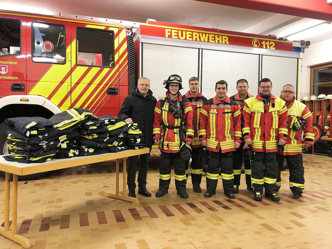 Kirchenthumbach. Die Feuerwehr Kirchenthumbach hat den ersten Teil ihrer neuen Schutzausrüstung bekommen. Im Gerätehaus übergab der Chef der Wehr, Bürgermeister Jürgen Kürzinger, 30 neue Überhosen an Kommandant Torsten Goss und [&hellip;]