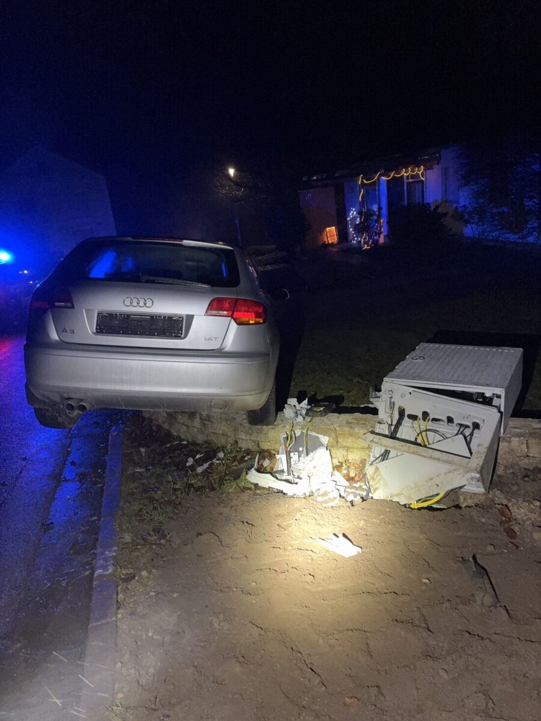 Illschwang. Am 10. Dezember 2025 um 19.50 Uhr geriet ein 19-jähriger Fahranfänger auf nasser Straße ins Schleudern und landete auf einer 50 Zentimeter hohen Gartenmauer. Er blieb unverletzt; Schaden etwa 5.000 Euro.