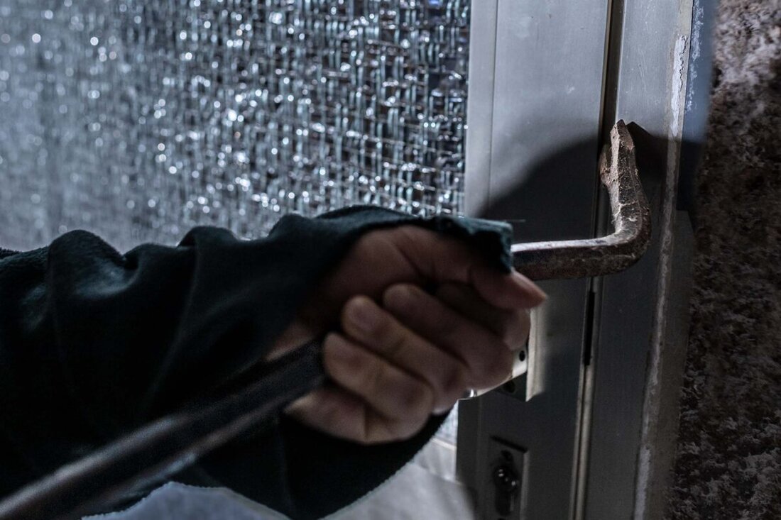 Waldsassen. In der Nacht von Dienstag auf Mittwoch gab es zwei Einbruchsversuche und verdächtige Personen. Spuren an Türen, ein offener Zugang und 500 Euro Schaden beschäftigen die Polizei; sie bittet um Hinweise und Videos.