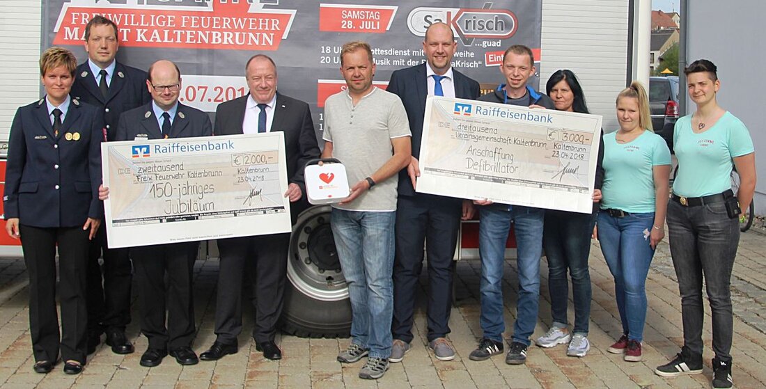 Kaltenbrunn. „Wir wollen ein Zeichen setzen“, betonte Geschäftsstellenleiter Michael Liedl, als er im Beisein von Vorstandsvorsitzendem Frank E. Kirchhof von der Raiffeisenbank Auerbach-Freihung zwei symbolische Schecks von zusammen 5.000 Euro [&hellip;]