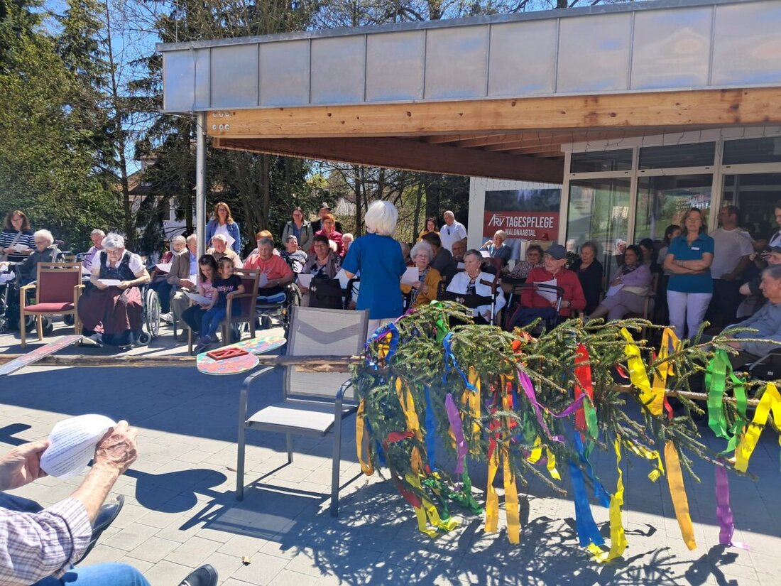 Weiden. Beim Maifest mit Tag der offenen Tür in der Tagespflege Waldnaabtal strömten zahlreiche Gäste und rund 100 Besucher zusammen. Lied, Maibaum und Kuchenbuffet sorgten für eine frühlingshafte, herzliche Stimmung.