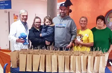 Bauunternehmer spendet 50 Stofftiere an Kinderklinik Weiden