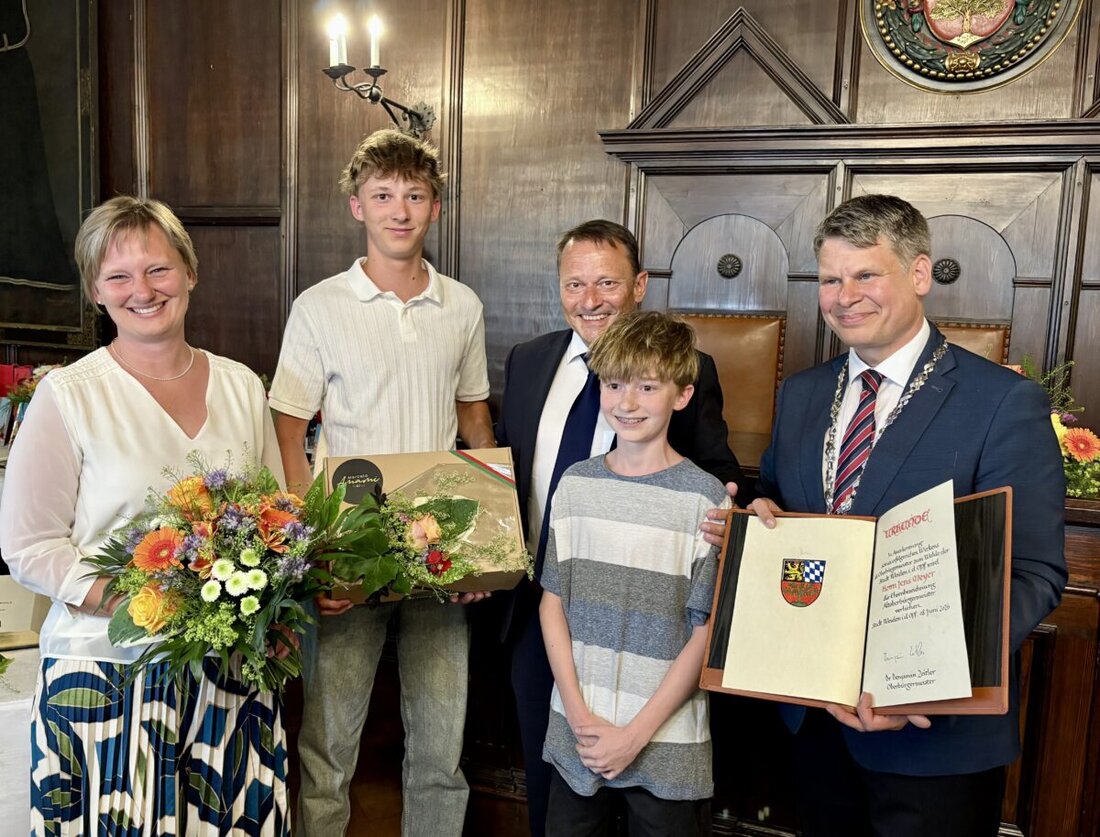 Weiden. OB Benjamin Zeitler hat bei einem Ehrenempfang Jens Meyer zum Alt-Oberbürgermeister der Stadt Weiden ernannt. Am Montagabend wurden im Alten Rathaus 17 Stadträte verabschiedet, die aus dem Gremium – freiwillig und unfreiwillig – ausgeschieden sind.