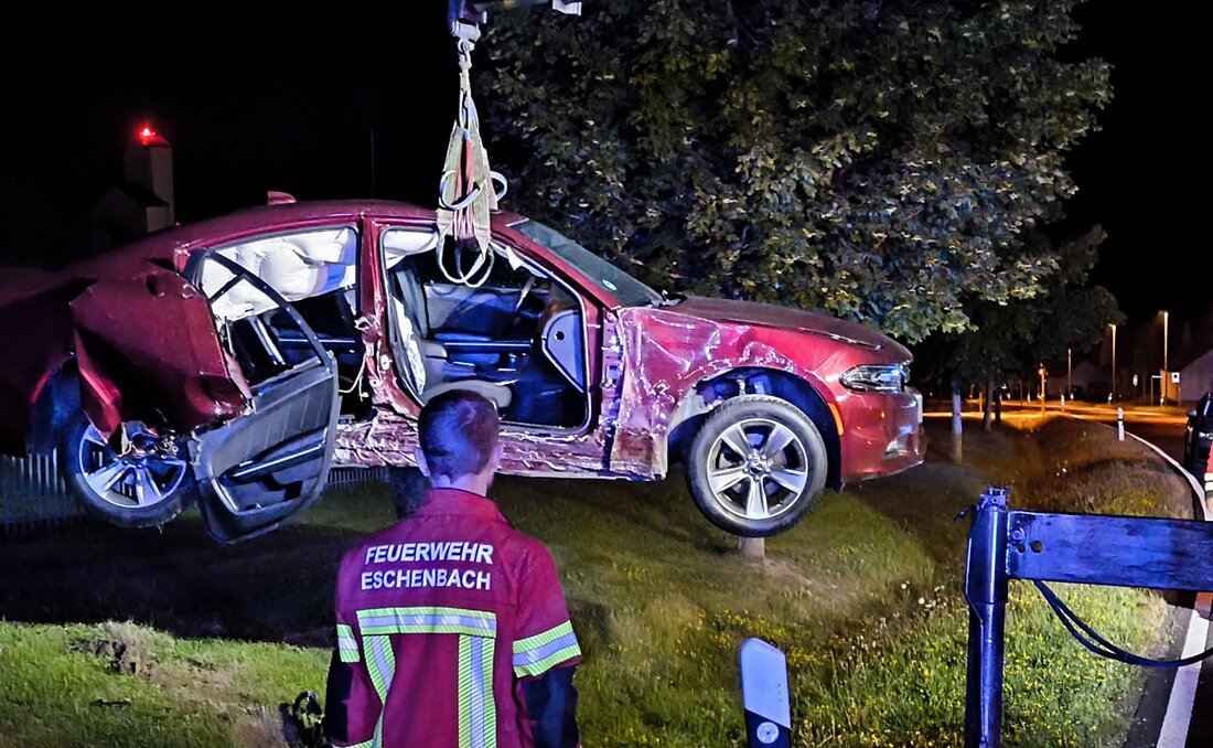 Kaltenbrunn/Tirschenreuth. Der erste Schneefall in diesem Jahr brachte gleich mehrere Unfälle mit sich. Auf schneebedeckter Straße kamen am Sonntag einige Autofahrer im Landkreis Neustadt/WN und Tirschenreuth von der Straße ab. [&hellip;]