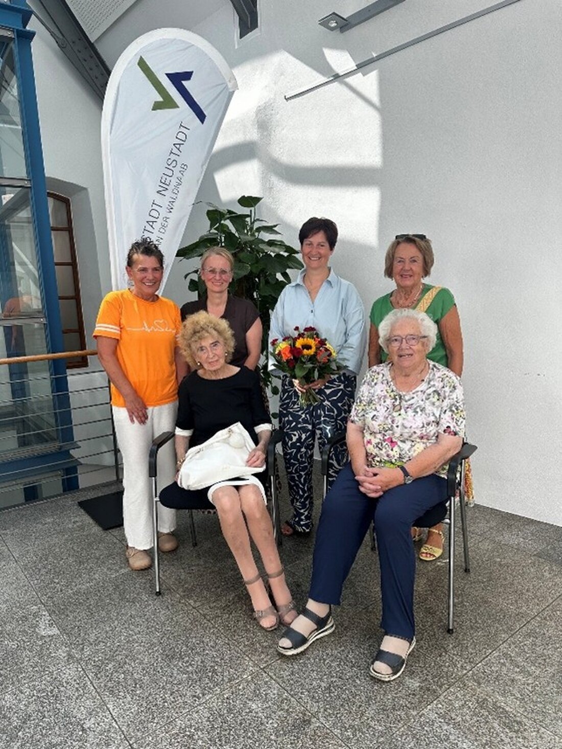 Neustadt/WN. Vertreterinnen des Caritas-Alten- und Pflegeheims St. Martin gratulierten der Ersten Bürgermeisterin Tanja Kippes im Rathaus zum Amtsantritt und sprachen über Ehrenamt, aktuelle Themen und Zusammenarbeit.
