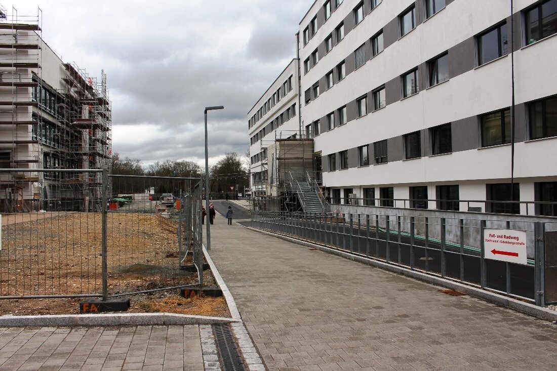 Weiden. Wegen des Einbaus der Verbindungsbrücke zwischen dem Hauptgebäude und dem Neubau am Klinikum Weiden ist die Bismarckstraße am Dienstag, den 27. März ganztägig gesperrt. Wichtig ist das vor allem [&hellip;]