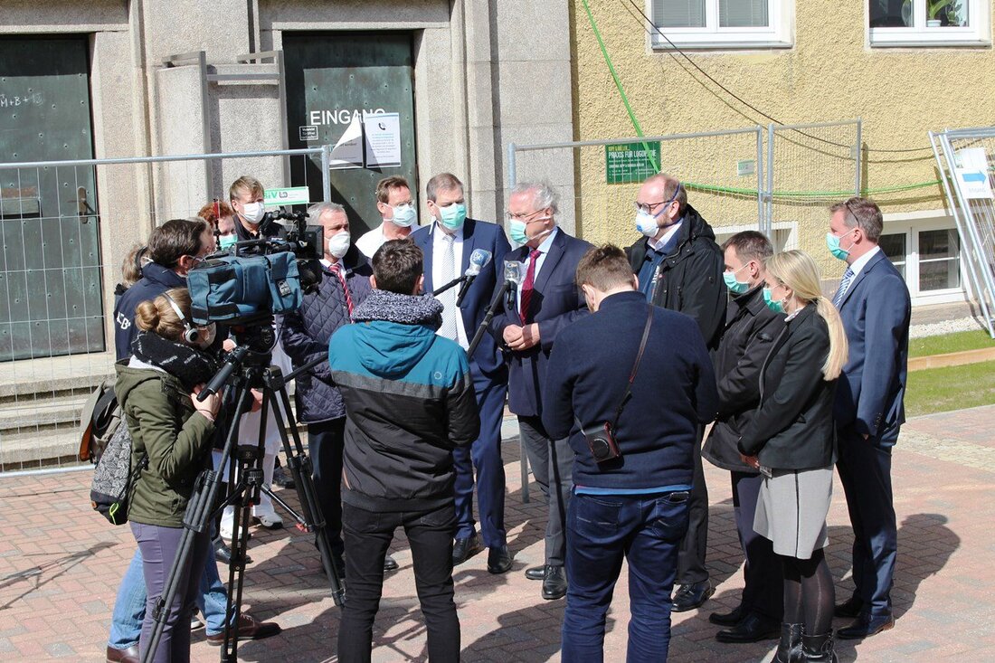 Weiden. Bayerns Innenminister Joachim Herrmann hat sich heute vor Ort einen Überblick über die Situation der Kliniken Nordoberpfalz AG am Klinikum in Weiden verschafft. Er sicherte finanzielle Unterstützung seitens des [&hellip;]