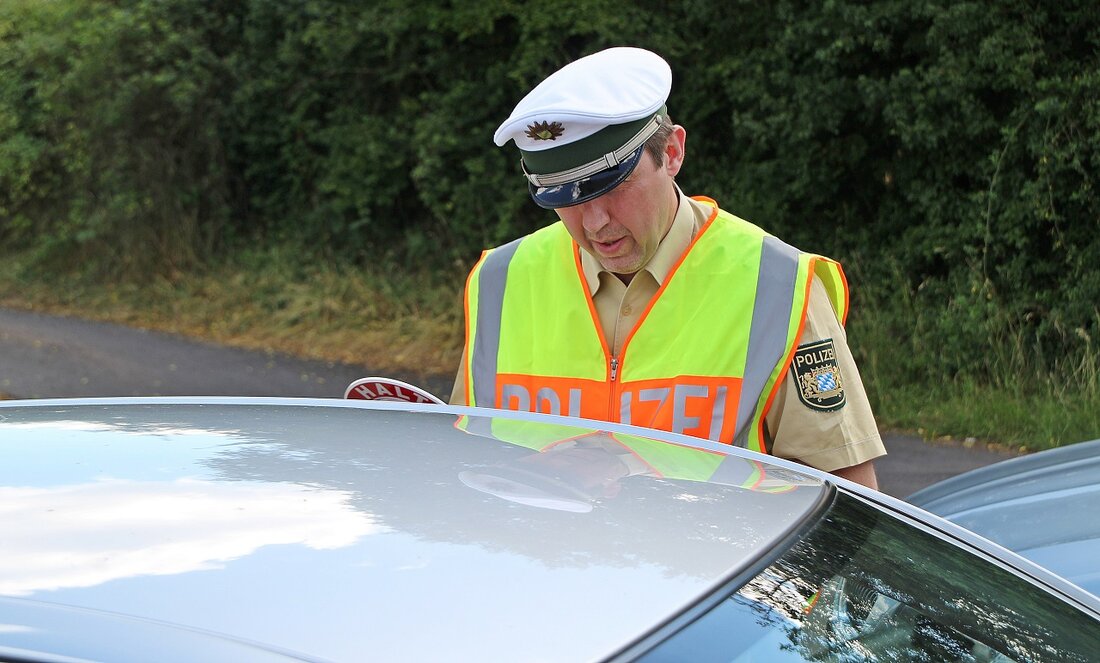 Vohenstrauß. Ein nicht ganz so heiteres Ratespiel hatte die Grenzpolizei Waidhaus am vergangenen Dienstag vor sich: Sie kontrollierte ein Fahrzeug mit drei Insassen. Die Männer legten Führerscheine und Covid-Tests vor. Bei der Überprüfung stellte sich heraus: Ein Dokument war sogar gültig.