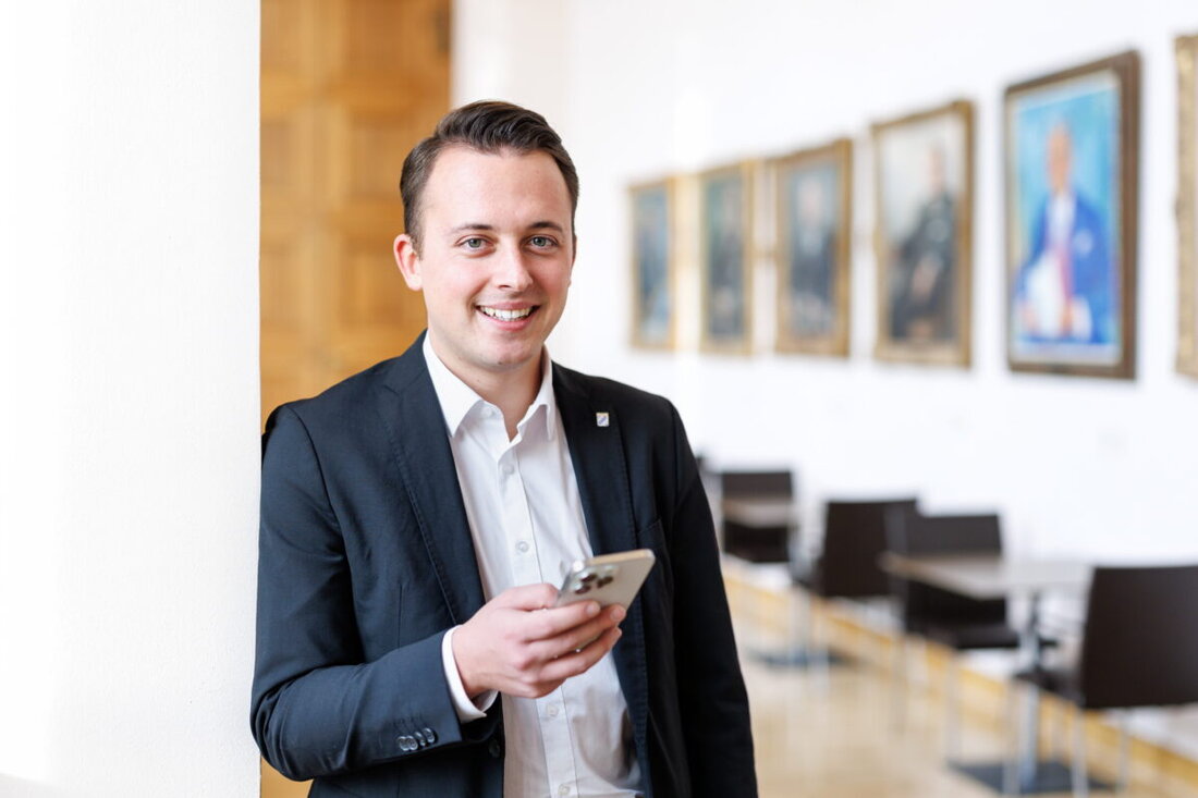 Cham. MdL Julian Preidl setzt auf Medienkompetenz statt Handyverbot und begrüßt das Medien- und KI-Budget für die Oberpfalz. Insgesamt fließen 98.000 Euro, davon über 48.000 Euro nach Neustadt/WN und Cham.