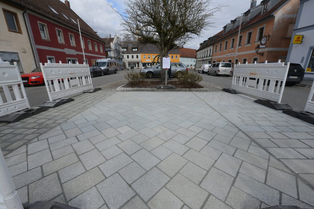 Pleystein. Der Stadtrat gibt dem Marktplatz ein neues Gesicht: geänderte Straßenführung, neue Gehsteige, frisches Pflaster und mehr Grün. Bauhofteams legten Muster an.