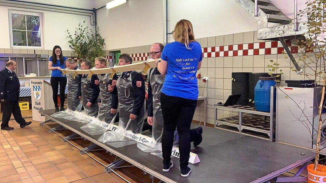 Feilersdorf/Pressath. Mit “liebevoll” ausgesuchten Aufgaben eroberten die Feilersdorfer Feuerwehrler die Herzen – und die Patenschaft – der Pressather Nachbarwehr.  Von Jürgen Masching Der Abend begann mit einem gemeinsamen Kirchgang zum [&hellip;]