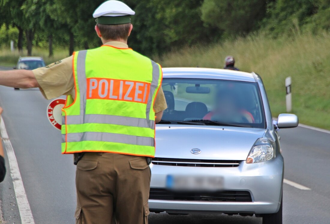 Waldsassen/Pechbrunn. Rauschgift, Waffen und ohne Versicherung - die Polizei hat mehrere Autofahrer aus dem Verkehr gezogen, die sich besser nicht hinters Steuer gesetzt hätten.