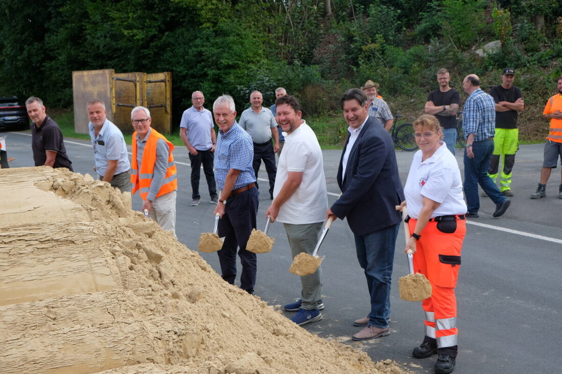 Eschenbach. Mit dem Spatenstich beginnt der Bau des ersten Kreisverkehrs an der Grafenwöhrer Straße, der Sicherheit erhöhen und den Verkehr flüssiger machen soll. Die Staatsstraße 2168 bleibt bis Weihnachten 2026 gesperrt.