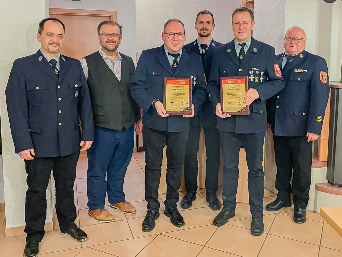 Reuth bei Kastl. Die Feuerwehr blickt nach einer arbeitsreichen Jahreshauptversammlung mit rund 40 Mitgliedern auf ihr neues Tragkraftspritzenfahrzeug und plant ein großes Dorffest mit Segnungen am 13. und 14. Juni.