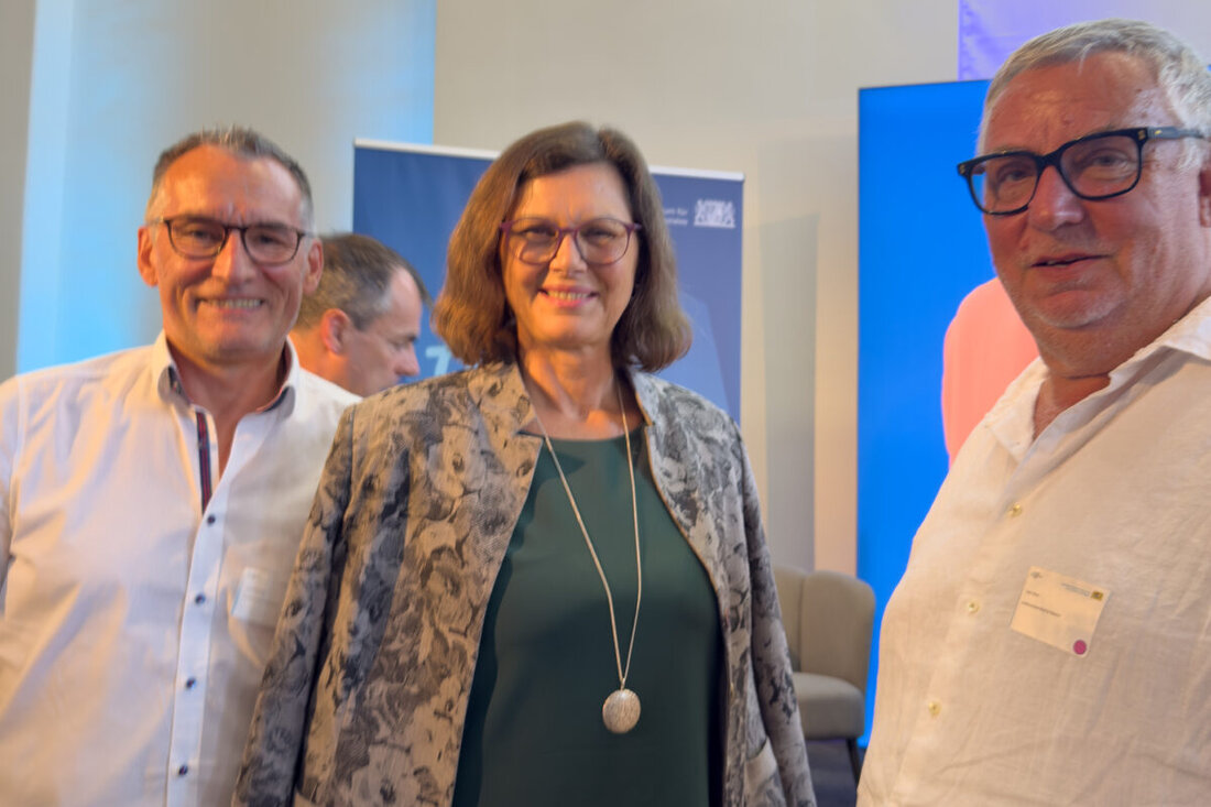 Am 3. Juli 2025 wurde im Bayerischen Landtag das Netzwerk „Bayern gemeinsam gegen Einsamkeit“ gegründet, um Alterseinsamkeit zu bekämpfen. Ziel ist es, die Lebensqualität älterer Menschen in Bayern durch gemeinsame Anstrengungen zu verbessern.