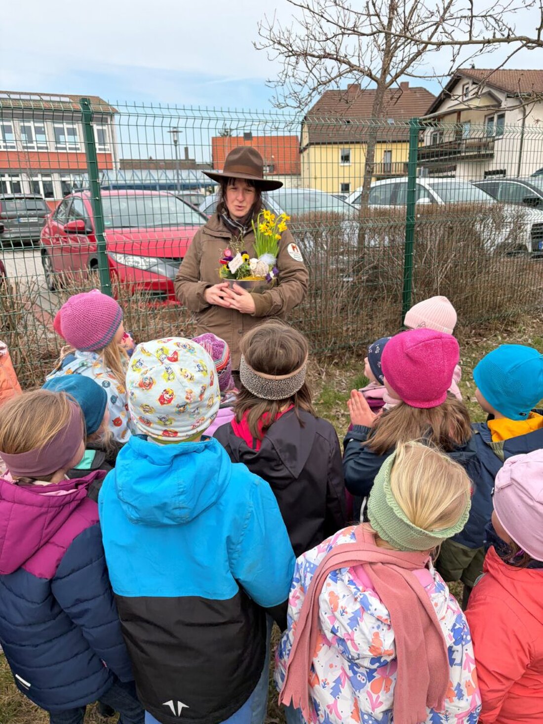 Weiherhammer. In der BRK-Kindertagesstätte erkundeten die Kinder mit Rangerin Michaela Griener das Frühlingserwachen. Sie entdeckten Blumenzwiebeln und den Gartenschläfer und bauten Ohrenkneifer-Hotels für die Obstbäume.