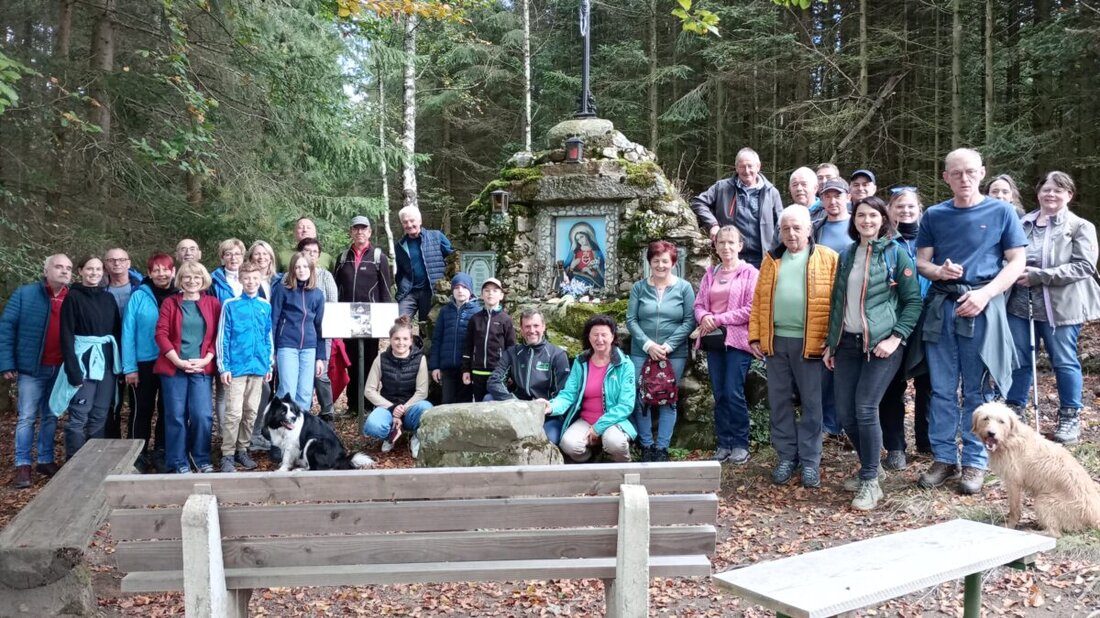 Waidhaus. 32 Wanderfreunde aus vier Zweigvereinen des OWV trafen sich zu einer Gemeinschaftswanderung zur Mariengrotte im tschechischen Grenzgebiet. Die ca. 10 km lange Wanderung führte entlang historischer Orte und endete mit einem gemeinsamen Ausklang im Vereinslokal.