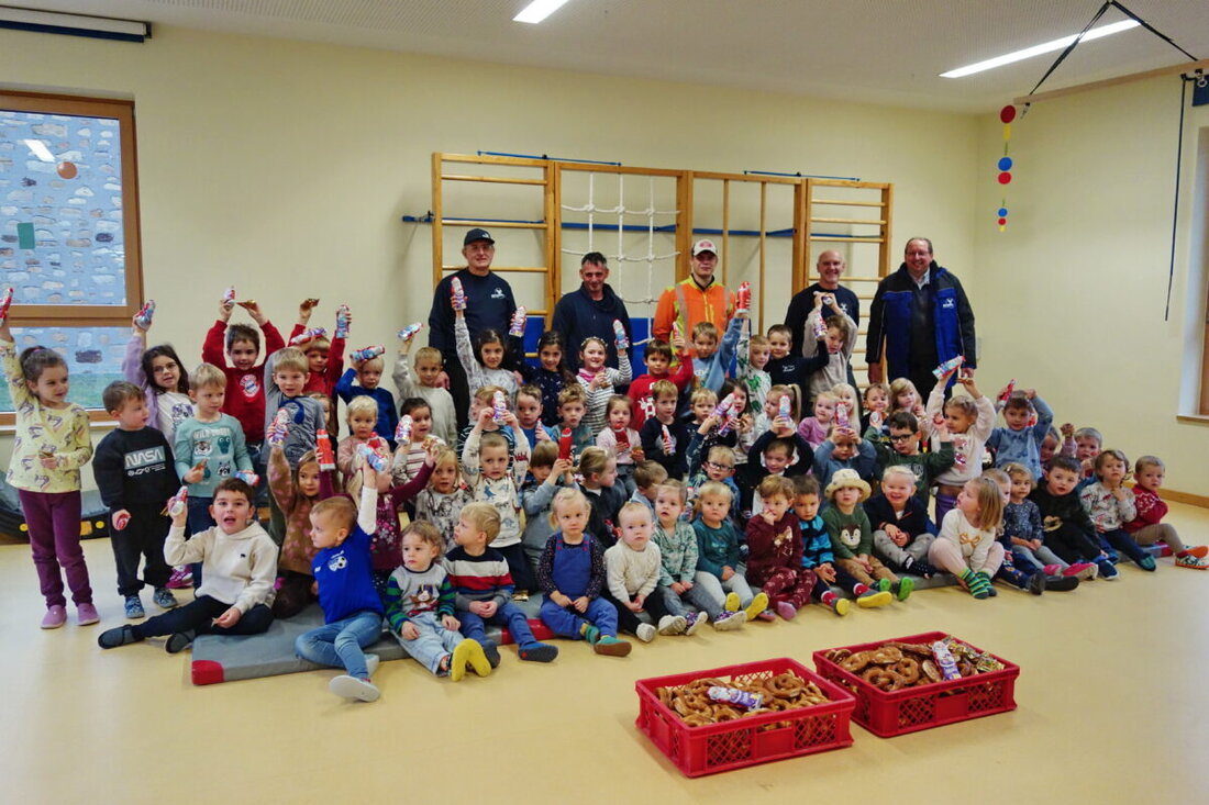 Wackersdorf. GRAMMER Solar montiert am Kinderhaus Villa Kunterbunt eine 75,5 kWp Photovoltaik-Anlage und überraschte die Kinder mit einer Nikolaus-Aktion. Kinder stellten viele Fragen zur Sonnenenergie und dankten mit einem Lied.