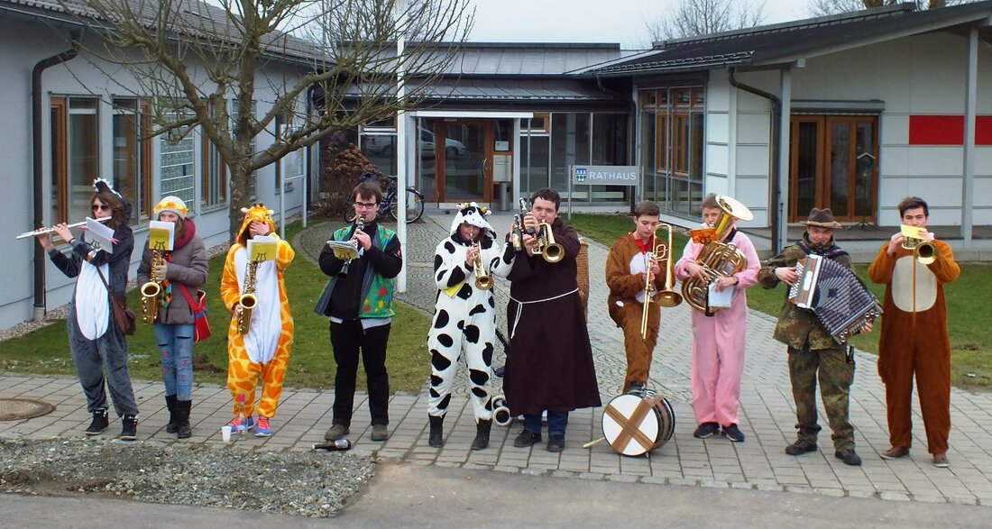 Waldthurn. Auch in diesem Jahr machte sich eine Gruppe junger, bunt kostümierter Musikanten auf den Weg, um am Rosenmontag den närrischen Frohsinn in den Straßen Waldthurns zu verbreiten. Von “Pipi [&hellip;]