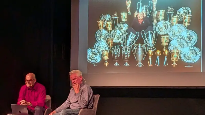 Sepp Maier begeistert ausverkaufte Stadthalle in Vohenstrauß