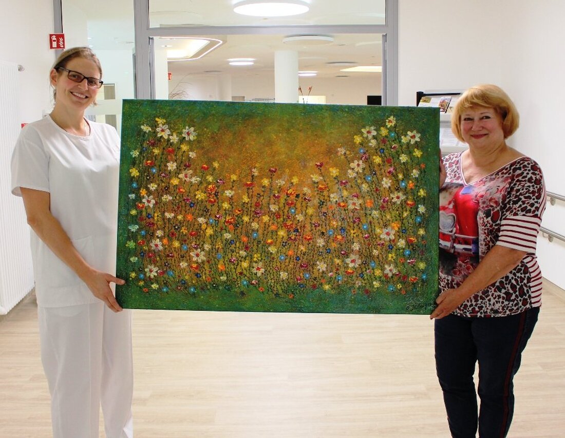 Weiden. Bunt, sommerlich, lebensbejahend – all diese Eigenschaften enthält das Bild von Hobbykünstlerin Olga Kellwig aus Mitterteich. Und genau dieses Bild verschönert ab sofort die Palliativstation am Klinikum Weiden. Kellwig [&hellip;]