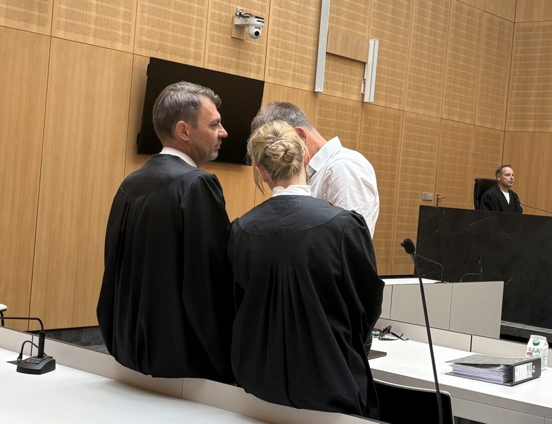 Weiden. Dem Angeklagten im Recyclingprozess wachsen nicht nur die Müllberge, sondern offenbar auch die möglichen Straftatbestände über den Kopf. Dem Angeklagten im Prozess um den illegalen Export von Abfällen nach Tschechien droht möglicherweise eine deutlich höhere Strafe als zunächst im Raum stand. 