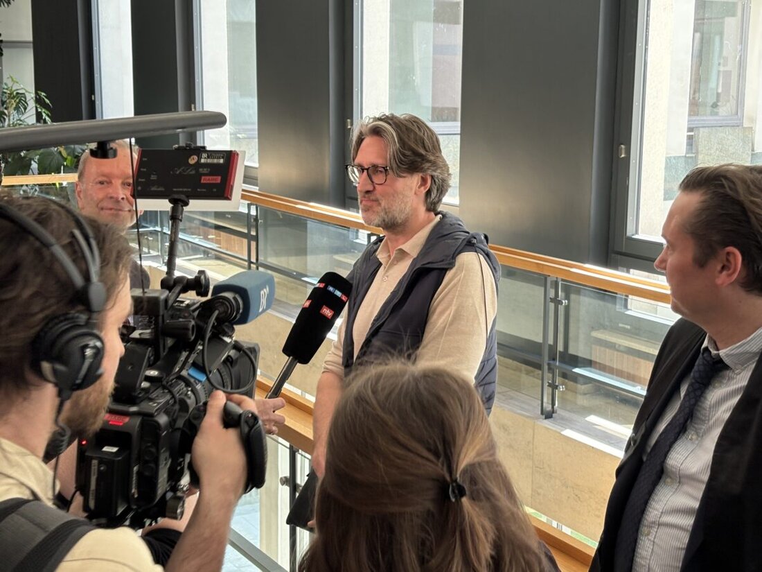 Weiden. Urteil im Champagner-Prozess: Am Montag kurz nach 13 Uhr spricht Richter Peter Werner den 46-jährigen Theo G. frei. Der Niederländer war beschuldigt worden, für den Tod und die Vergiftung von acht Restaurantgästen verantwortlich zu sein.