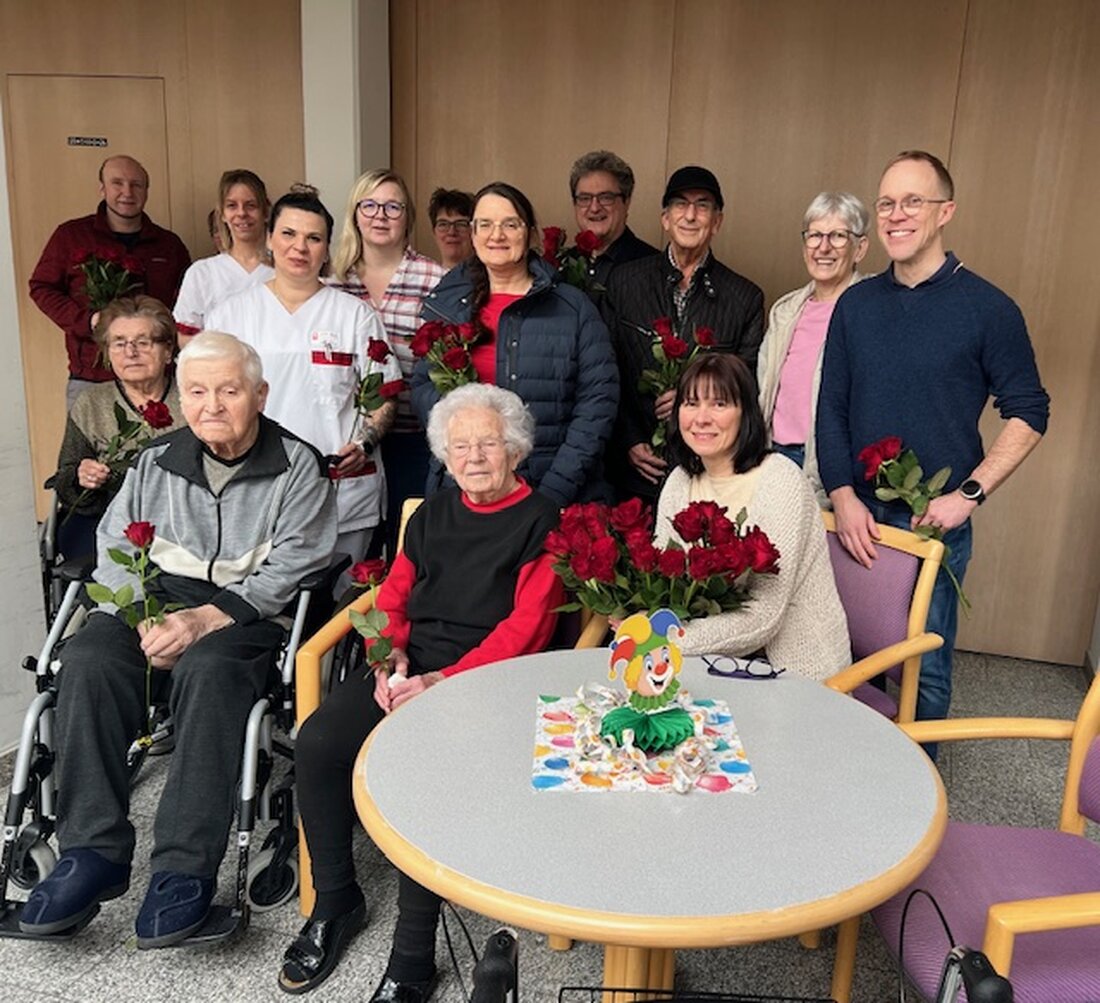 Pressath. Zum Valentinstag besuchte die SPD traditionell das Caritas-Seniorenheim St. Josef und verteilte Rosen. Bewohner und Pflegekräfte freuten sich; die Geste zeigt Nähe und große Wertschätzung.