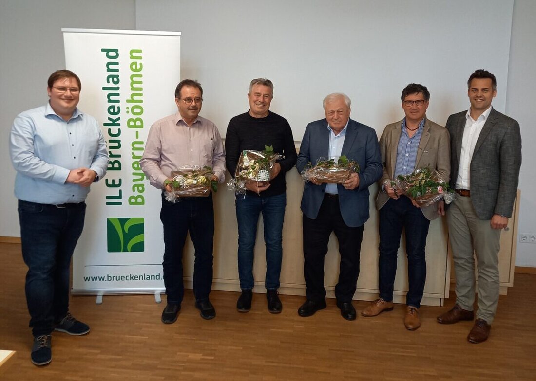 Niedermurach. Die ILE Brückenland Bayern-Böhmen hat im Alten Pfarrhof ihre letzte Sitzung der Mandatsperiode 2020 bis 2026 abgehalten und mehrere scheidende Bürgermeister verabschiedet. Es gab Dank, Anerkennung und Präsente.