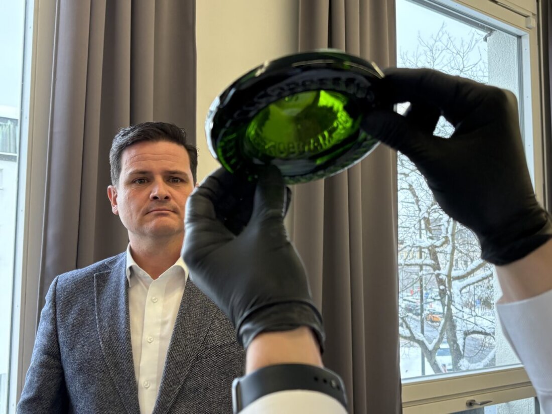 Weiden/Amsterdam. In den Niederlanden sind Vorwürfe gegen die eigene Polizei und das Unternehmen Moet laut geworden. Hintergrund: Sechs Wochen vor dem Champagner-Vorfall in Weiden war es bei Amsterdam zu ähnlichen Vergiftungen gekommen - ohne Konsequenzen.