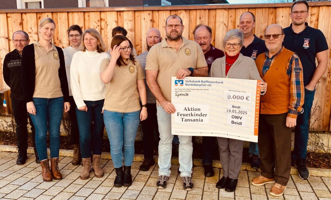 Beidl. Am 19. Januar 2025 wurde der Feuerkinder-Hilfsaktion in Tansania ein Scheck von 10.000 Euro überreicht, gesammelt durch Dorfweihnacht und Spenden.