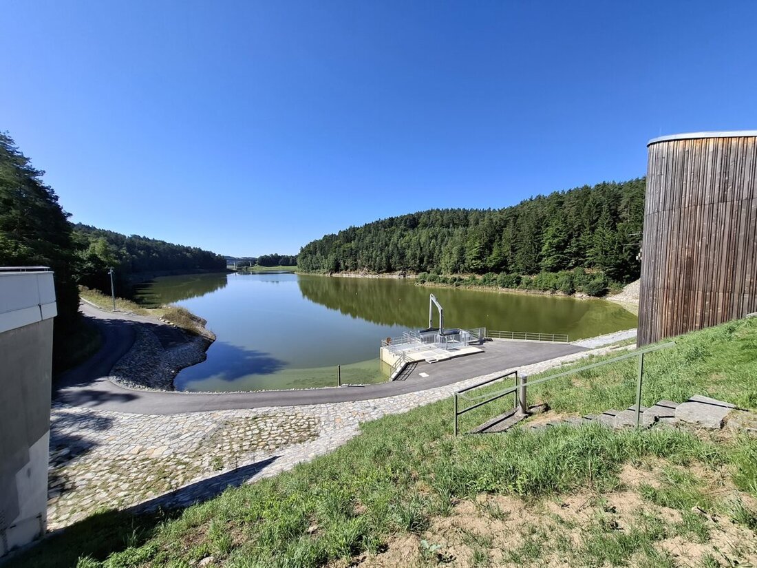 Eixendorf. Um die Blaualgenproblematik im Eixendorfer See zu bekämpfen, ist ein neu errichteter Entnahmeturm im Probebetrieb, doch das Wasserrechtsverfahren ist noch nicht abgeschlossen. Bei einem Ortstermin suchten Verantwortliche nach Lösungen für die durch den Probebetrieb sichtbar gewordenen Algenprobleme.