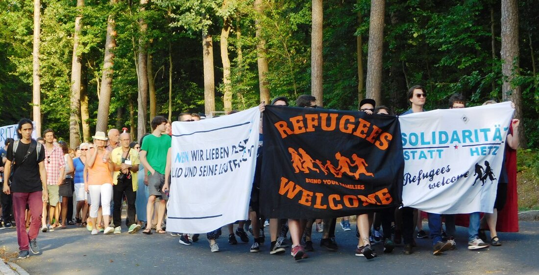 Neustadt/WN. Von überall her kamen am Samstag Menschen nach Neustadt, um hier zu zeigen: “Refugees Welcome!” – “Flüchtlinge sind bei uns willkommen!” Organisiert hatte die Demo das Weidener Bündnis “Voices for Refugee”. [&hellip;]