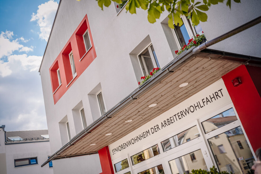 [Advertorial] Weiden. Das AWO-Seniorenheim Franz Zebisch steht seit 30 Jahren als Synonym für Zuverlässigkeit und Qualität in den Bereichen Kurzzeitpflege und stationärer Pflege. Mit einem großen Familienfest am 28. Juni feiert die Einrichtung nicht nur diesen wichtigen Meilenstein, sondern unterstreicht auch ihre familiäre Atmosphäre und das tiefe Verantwortungsbewusstsein gegenüber Mitarbeitenden und Bewohnern.