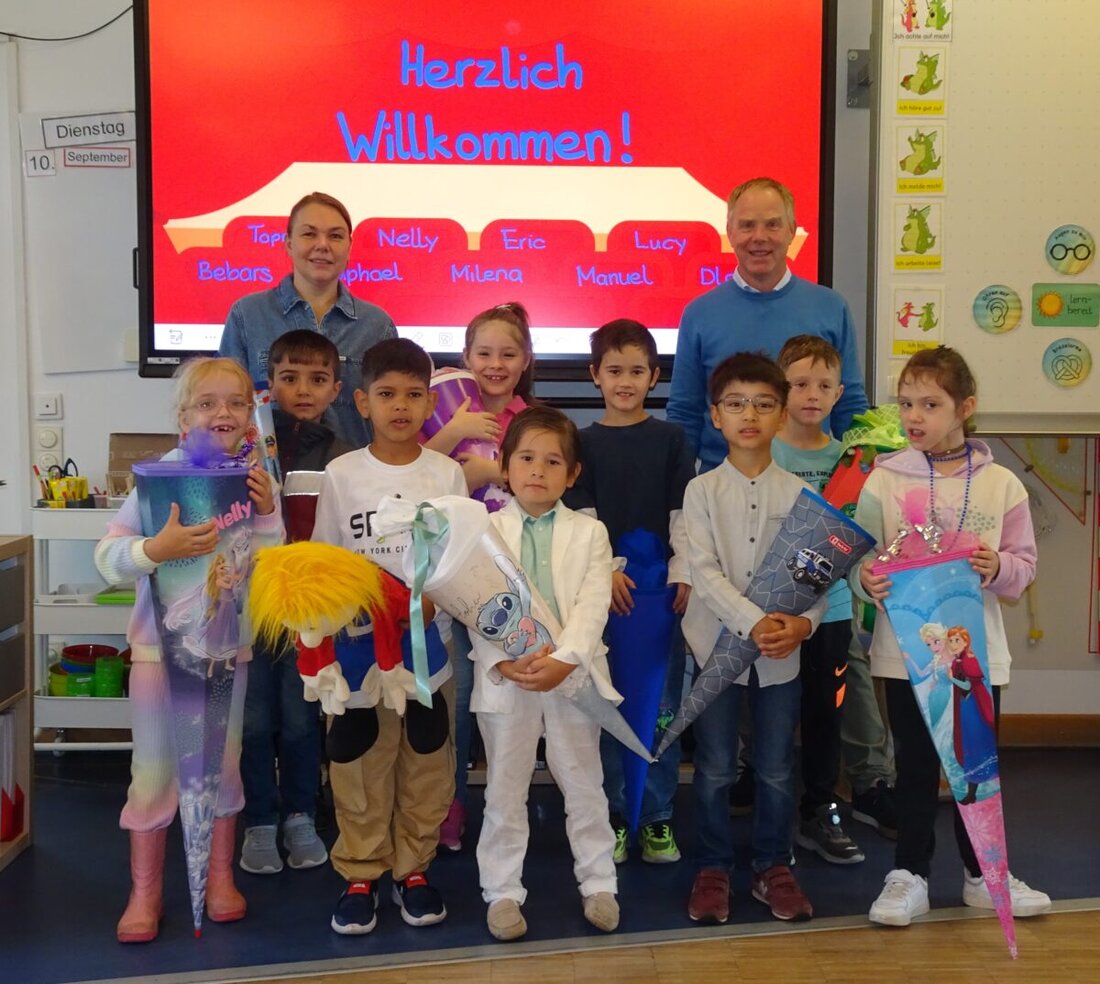 Neustadt. Am ersten Schultag begrüßte Schulleiter Rainer Hetz 10 Erstklässler der St. Felix Schule, die mit Schultüten und Schulranzen zum Klassenfoto marschierten. Die Kinder lernten spielerisch den Charakter Leo Löwe kennen und die Eltern wurden mit Kaffee und Kuchen versorgt.