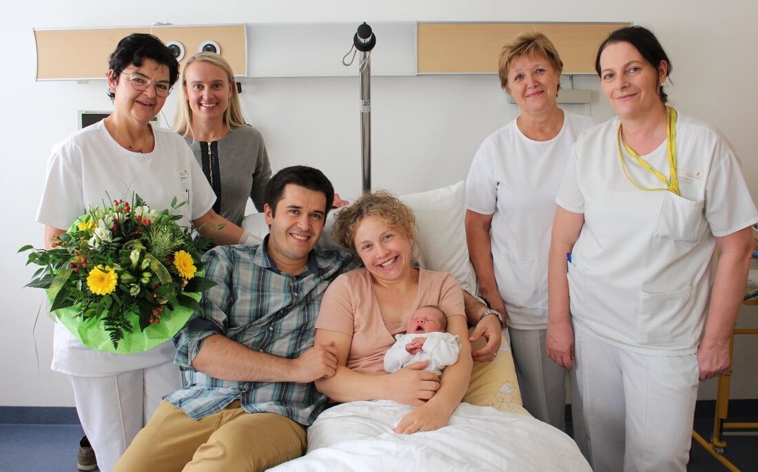 Weiden. Gerade ein paar Tage alt, aber schon voll im Mittelpunkt: der kleine Ludwig ist die 1.000 Geburt des Jahres am Klinikum Weiden. Er kam am Donnerstag um 12:54 Uhr auf [&hellip;]