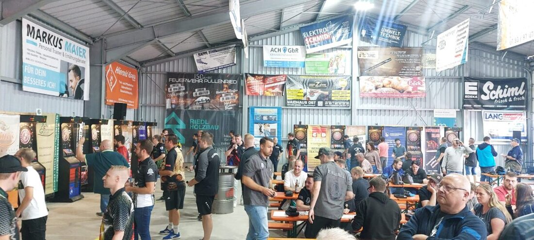 Eslarn. Beim jährlichen Dreifach-Turnier der Eslarner Dartfreunde kämpften 187 Darter aus Deutschland und Tschechien um Geldpreise und Pokale. Das über 12-stündige Turnier zog auch rund 70 Zuschauer an.