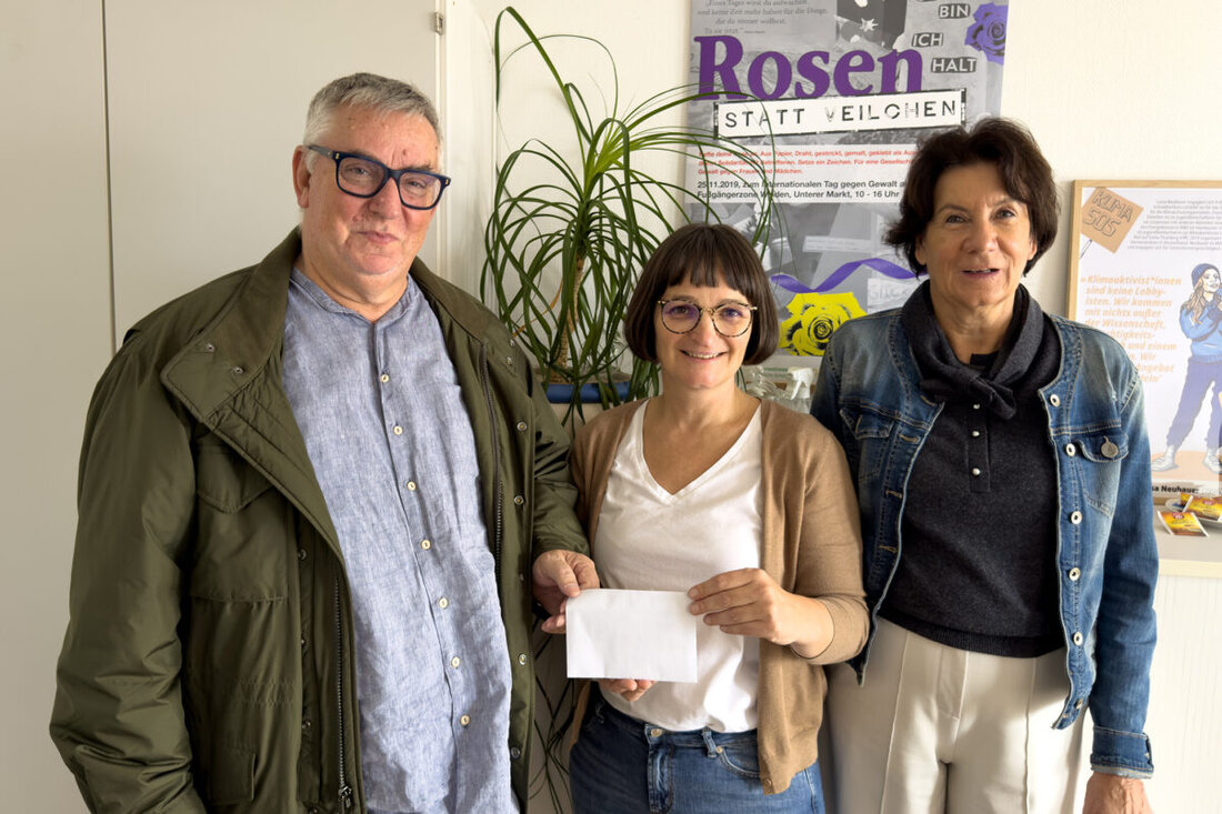 Weiden. Beim Sommerfest im Hause Dr. Hofmeister wurden statt Salaten Spenden gesammelt. Es kamen 600 Euro für das Frauenhaus zusammen. Die Übergabe erfolgte am 20. Oktober 2025 durch Ina Rauh und Peter Klein an Leiterin Nagy Enikő.