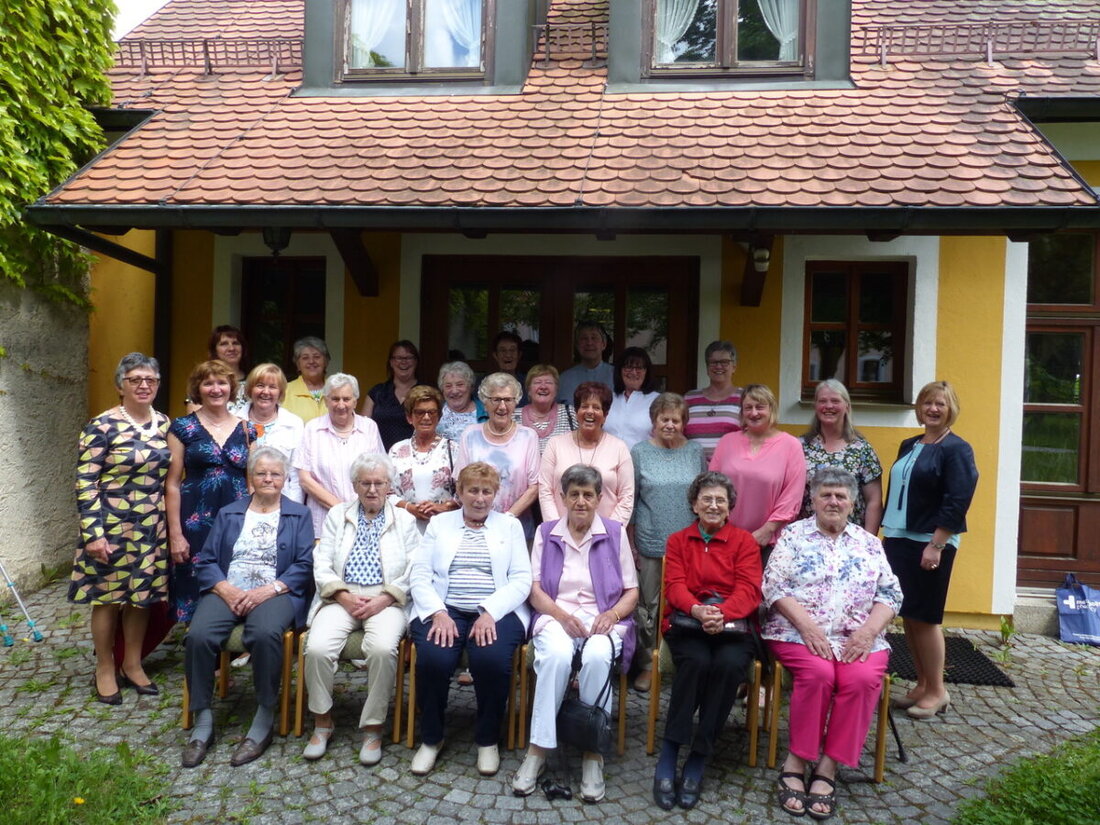 Leuchtenberg. Der Katholische Frauenbund feiert 100 Jahre praktizierten Glauben und aktive Gemeinschaftsarbeit. Höhepunkte waren u.a. Weltgebetstage, Feste und die bekannte Schwammerlbrühe, mit unermüdlichem Einsatz für soziale Zwecke.