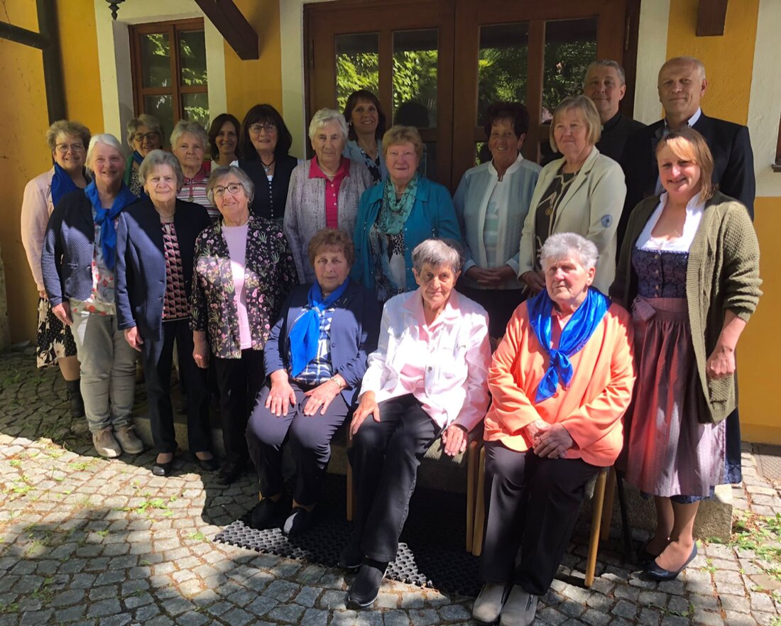 Leuchtenberg. Der Katholische Frauenbund feierte sein 100-jähriges Bestehen mit einem Festgottesdienst und einem Festmahl. Mitglieder wurden für langjährige Treue geehrt und die Gründungsfahne erneut gesegnet.