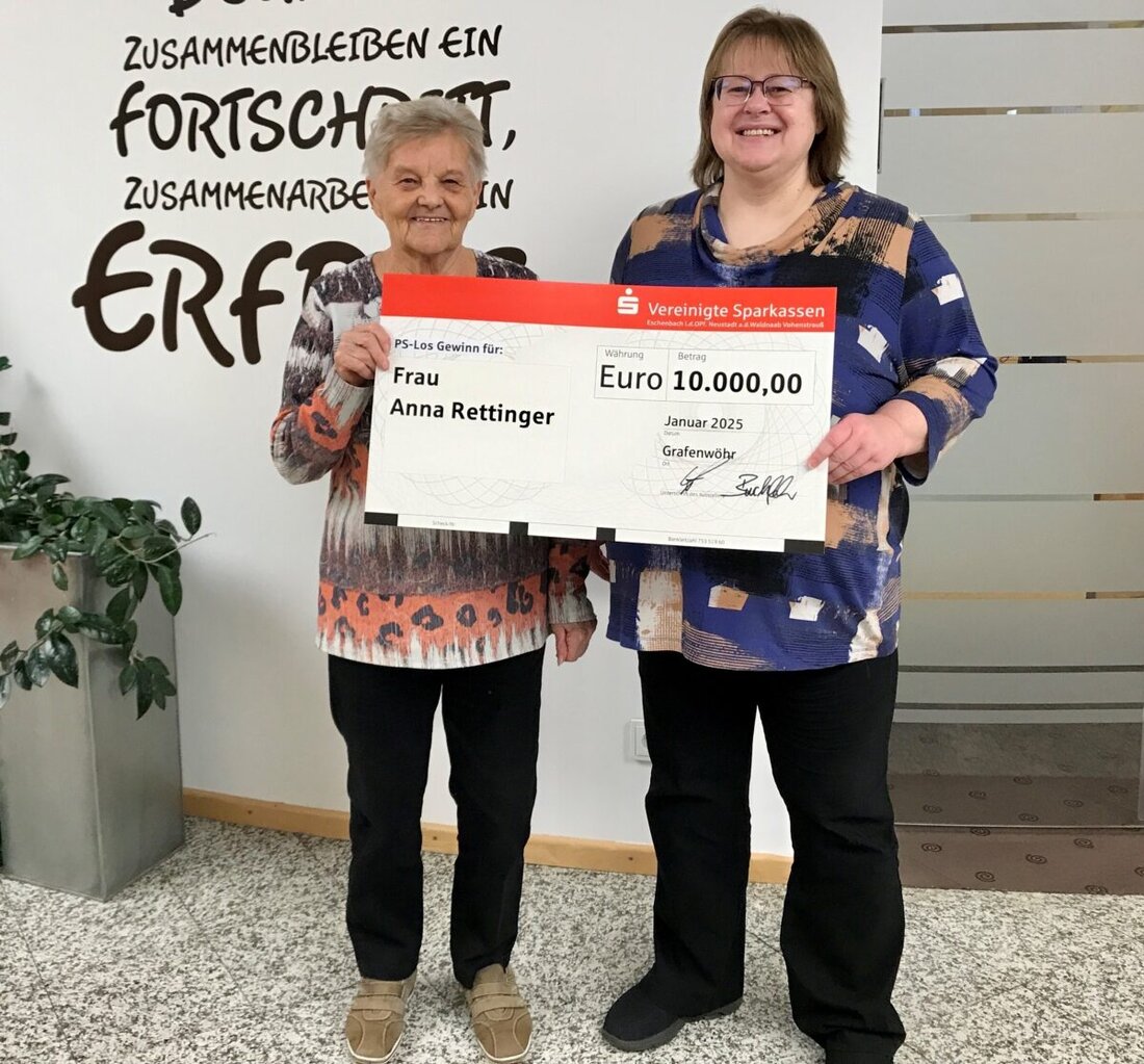 Grafenwöhr, Januar 2025. Anna Rettinger gewinnt 10.000 Euro beim PS-Sparen der Vereinigten Sparkassen Eschenbach, Neustadt und Vohenstrauß und erhält einen symbolischen Scheck.