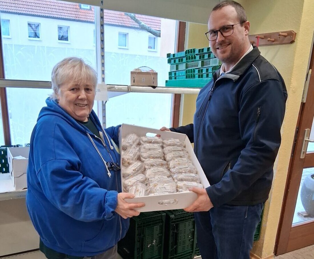 Grafenwöhr. Bäckermeister Florian Pappenberger zeigt erneut Herz: Er spendete 80 handgemachte Weihnachtsstollen an den Bürgerladen. Leiterin Monika Sebald dankte und freut sich über strahlende Gesichter.