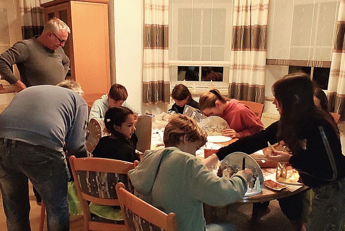 Weiden. Kinder aus der Rehbühlsiedlung basteln unter Anleitung für Advent, wobei Serviettentechnik und Lichterketten nach Plan angebracht wurden.