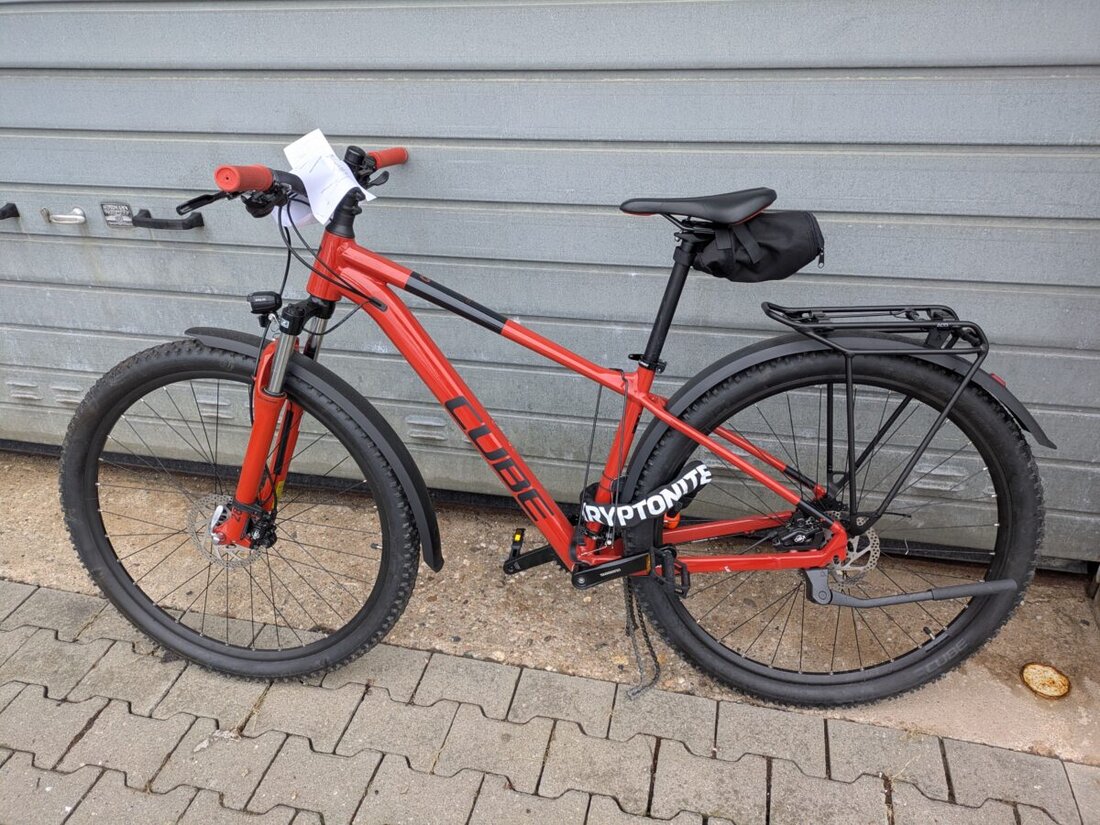 Weiden. Zwei Männer wurden am 23. April 2025 beim Diebstahl eines Fahrrads beobachtet, die Polizei sucht nun nach dem Eigentümer.