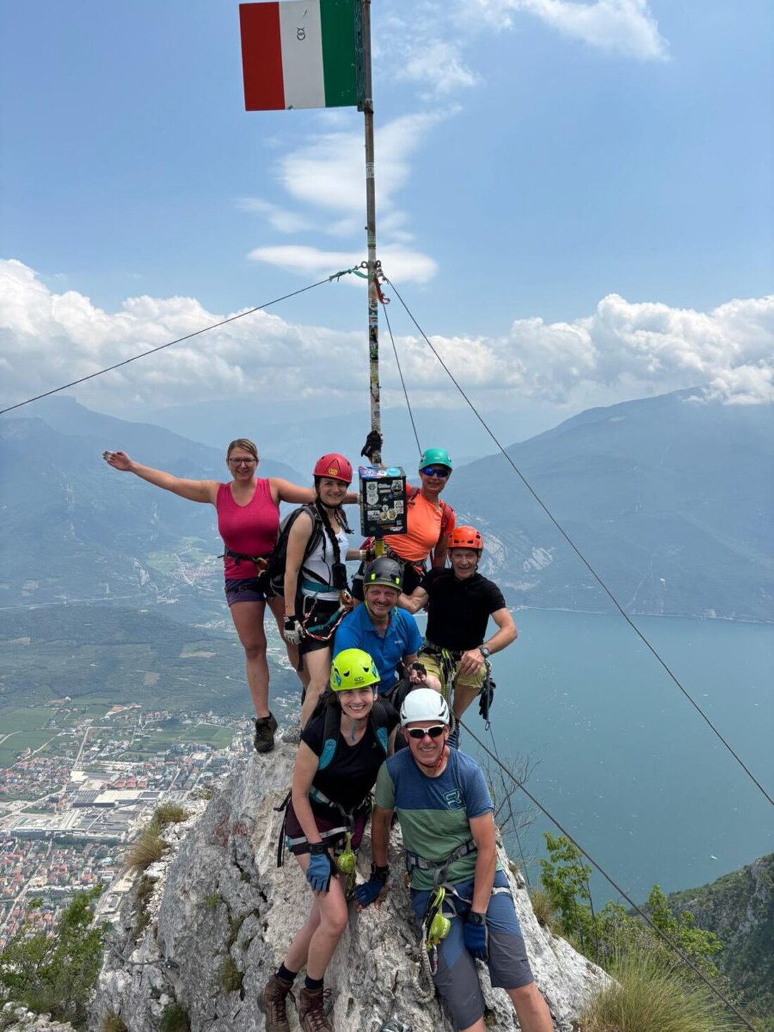 Neustadt. Franz Frisch wurde nach 20 Jahren auf der letzten Klettersteigtour der DJK Neustadt am Gardasee verabschiedet. Die Tour bot abwechslungsreiche Routen und endete mit herzlichen Danksagungen und Geschenken für Frisch.