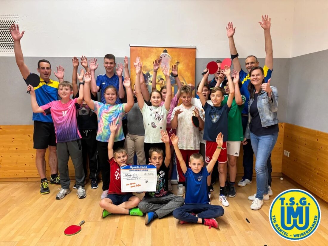 Mantel-Weiherhammer. Die Tischtennisabteilung der TSG Mantel-Weiherhammer feiert den Saisonabschluss und die Vizemeisterschaft ihrer Nachwuchsmannschaft. Eine Spende in Höhe von 500 Euro unterstützt die Jugendarbeit und finanzierte die Feier.